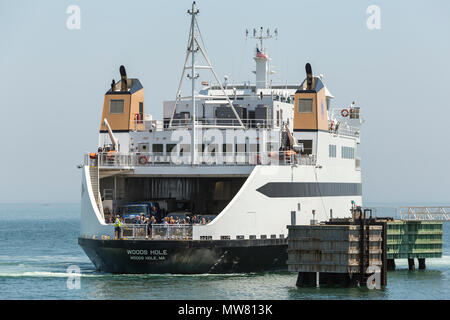 Steamship Authority ferry 'MV' Woods Hole à Martha's Vineyard se prépare à quai au terminal de ferries de Oak Bluffs après son arrivée en provenance du continent. Banque D'Images