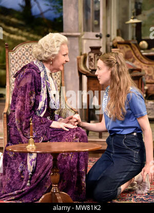 Penelope Keith (à gauche, jouant Mme St Maugham) et Emma Curtis (jouer Laurel) à Enid Bagnold's Chalk Garden, Chichester Festival Theatre... Banque D'Images