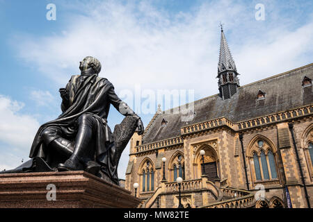 Vue de la McManus art gallery and museum et Robert Burns statue à Dundee, Écosse, Royaume-Uni, Tayside Banque D'Images