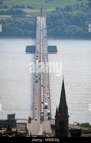 Vue sur le pont traversant la route Tay Rivière Tay à Dundee, Écosse, Royaume-Uni Banque D'Images