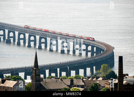 East Coast Main Line par Virgin train crossing Tay pont-rail enjambant la rivière Tay à Dundee, Écosse, Royaume-Uni, Tayside Banque D'Images