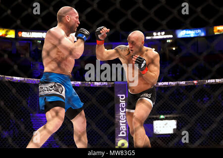 Shaun Hampton (à gauche) contre Gaz Corran (à droite) à la PBR 54 à Manchester, au Royaume-Uni. Championnat absolue Berkut, Mixed Martial Arts, MMA, MMA lutte contre la cage. Banque D'Images