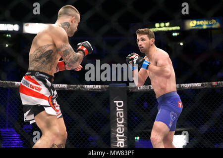 Mike Wilkinson (à gauche) et Brendan Loughnane au PBR 54 à Manchester, au Royaume-Uni. Loughnane a gagné le combat par un premier tour KO, obtenir vengeance pour une perte pour Wilkinson en Ultimate Fighting Championship (UFC) plusieurs années plus tôt. Championnat absolue Berkut, Mixed Martial Arts, MMA lutte. Banque D'Images