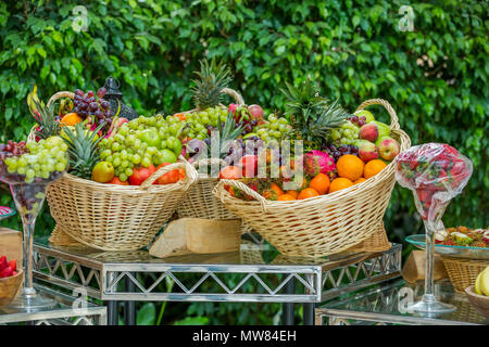 Le panier de fruits arrangement Banque D'Images