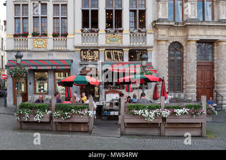 Les gens de déguster une boisson sur la terrasse du restaurant La Rose Blanche à la Grand Place à Bruxelles, Belgique. Banque D'Images