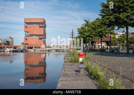Vue sur le musée MAS reflète dans un dock (Willemdok) à Anvers Banque D'Images