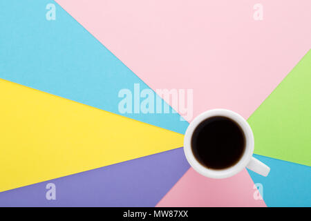 Dans l'Espresso Café tasse blanche sur fond minimal de couleurs pastels. L'espace de copie, vue du dessus, la conception créative. Matin café noir concept d'humeur. Banque D'Images