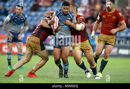 Huddersfield Giants' Kruise Leeming (centre) est abordé par des Dragons Catalans Benjamin Jullien (à gauche) et Sam Moa pendant le Ladbrokes Challenge Cup match de quart de finale, à la John Smith's Stadium, Huddersfield. Banque D'Images