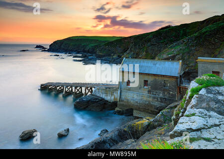 L'ancienne station de sauvetage au cap Lizard capturé au coucher du soleil. Banque D'Images