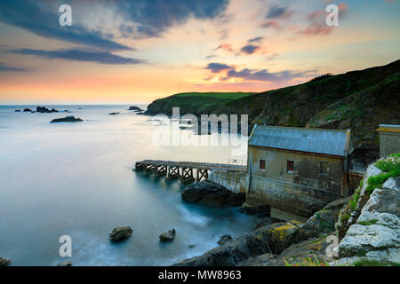 L'ancienne station de sauvetage au cap Lizard capturé au coucher du soleil. Banque D'Images