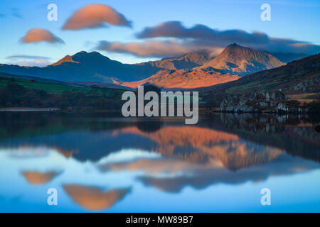 Snowdon reflète dans Llyn Mymbyr au lever du soleil. Banque D'Images