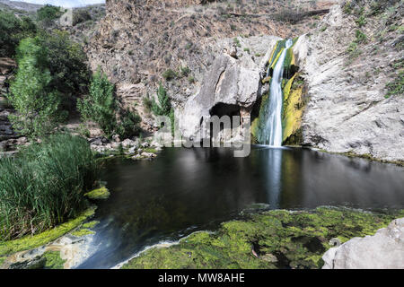 Paradise Falls avec le flou de l'eau à Wildwood Park régional dans la région de Thousand Oaks Ventura County, en Californie. Banque D'Images