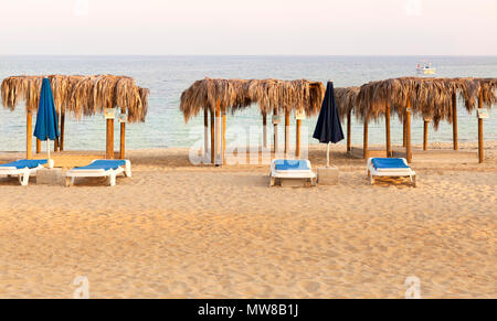 Une ombre lit chaume palm beach le prêt pour la saison d'été Banque D'Images