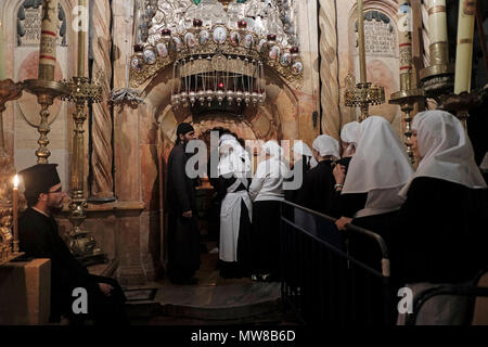 Moniales orthodoxes russes entrant dans l'Edicule récemment restauré, qui entoure ce que l'on pense être le tombeau de Jésus Christ, à l'intérieur de l'église du Saint-Sépulcre à Jérusalem. L'église contient les deux sites plus saint dans le christianisme : le site où Jésus de Nazareth a été crucifié ainsi que le site du tombeau vide de Jésus, où il aurait été enterré et ressuscité. Banque D'Images