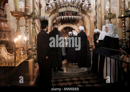 Moniales orthodoxes russes entrant dans l'Edicule récemment restauré, qui entoure ce que l'on pense être le tombeau de Jésus Christ, à l'intérieur de l'église du Saint-Sépulcre à Jérusalem. L'église contient les deux sites plus saint dans le christianisme : le site où Jésus de Nazareth a été crucifié ainsi que le site du tombeau vide de Jésus, où il aurait été enterré et ressuscité. Banque D'Images