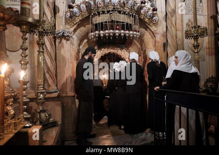 Moniales orthodoxes russes entrant dans l'Edicule récemment restauré, qui entoure ce que l'on pense être le tombeau de Jésus Christ, à l'intérieur de l'église du Saint-Sépulcre à Jérusalem. L'église contient les deux sites plus saint dans le christianisme : le site où Jésus de Nazareth a été crucifié ainsi que le site du tombeau vide de Jésus, où il aurait été enterré et ressuscité. Banque D'Images