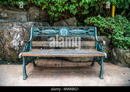 Belle retro banc avec poignées dentelle en fer forgé Banque D'Images