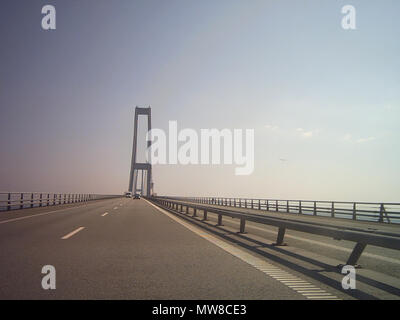 . Pont de la Grande Ceinture, au Danemark. Photo prise à la descente du pont. L'année 2004. Photo prise par Brandon Lee Hewitt à l'été 2004. 253 GreatBeltBridge Banque D'Images