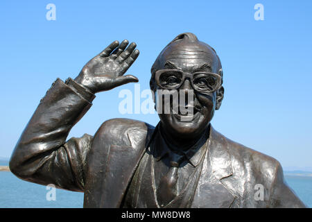 La tête et les épaules d'Eric Morecambe statue par Graham Ibbeson qui se dresse sur la promenade de Morecambe par Marine Road Central à Morecambe, Lancashire. Banque D'Images