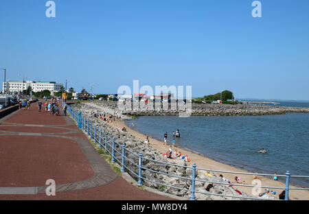 Afficher le long de la promenade et de la plage en direction de l'hôtel Midland avec les gens marcher sur la prom et profiter de la plage de sable à marée haute. Banque D'Images