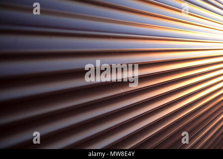 Vue latérale Vue de la porte d'obturation fermé ensoleillée à Jurmala, Lettonie. Banque D'Images