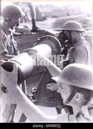 . Anglais : 1940-08. Haïfa - SUR L'UN DES INSTRUMENTS SUR L'ANTI AIRCRAFT GUN . Août 1940. La soie, George 90 Bombardement de Haïfa 9 Banque D'Images