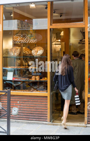 Boulangerie Poilane toujours populaire à Saint Germain des Prés, Paris, France Banque D'Images