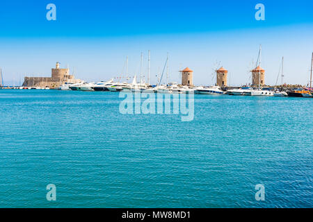 Les moulins à vent, des bateaux et de la forteresse en Nicoaus dans le port de Mandraki Ville de Rhodes (Rhodes, Grèce) Banque D'Images