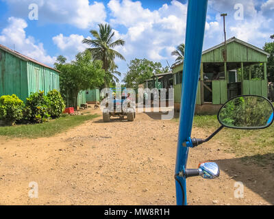 Cumayasa, République dominicaine - 25 mai 2006 : l'aventure de buggy dans les villages ruraux à travers la zone Cumayasa et les plantations de canne à sucre. La randonnée en buggy est une excursion touristique populaire. Banque D'Images