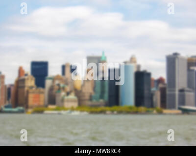 Avec un arrière-plan Manhattan Skyline avec Empire State Building sur Hudson River, New York, United States. Trouble intentionnellement post-production pour l'effet bokeh Banque D'Images