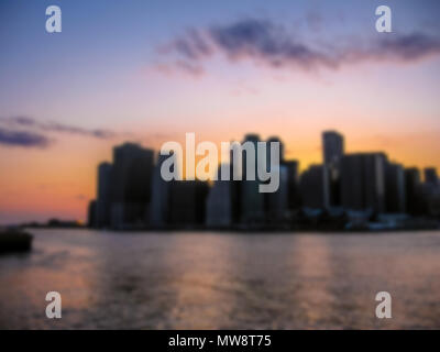 Avec un arrière-plan Manhattan Skyline avec Empire State Building sur Hudson River, New York, United States. Trouble intentionnellement post-production pour l'effet bokeh Banque D'Images