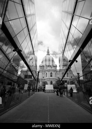 Vue en noir et blanc de la Cathédrale St Paul, vu de l'entre deux immeubles de verre, montrant le reflet de St Paul au bâtiments de verre. Banque D'Images