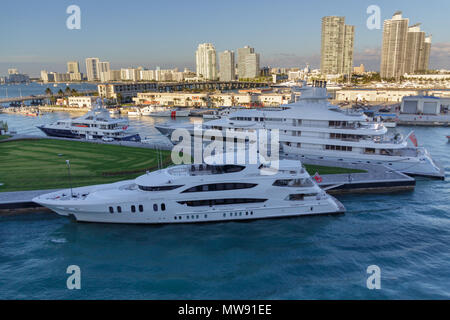 Un luxueux yacht blanc amarré à Fort Lauderdale Banque D'Images