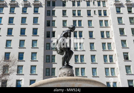 Statue Fontaine Pulitzer Pomona au-dessus de Manhattan dans le Grand Army Plaza à New York, USA Banque D'Images