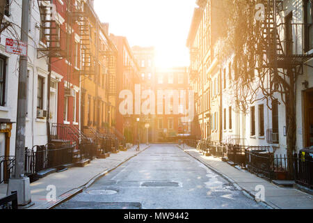 Le soleil brille sur les bâtiments historiques le long de Gay Street à Greenwich Village, quartier de Manhattan à New York City Banque D'Images