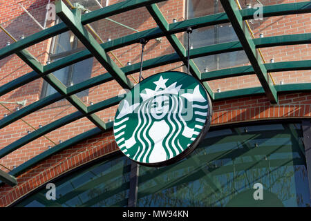 Café Starbucks mermaid logo dans le Park Royal Village shopping center, West Vancouver, BC, Canada Banque D'Images