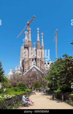 Barcelone, Sagrada Familia. La Sagrada Familia à partir de la place de la Sagrada Familia à la façade de la Passion, vers Barcelone, Espagne Banque D'Images