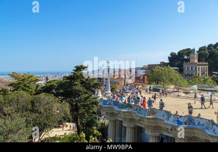 Vue en direction du centre-ville de Parc Guell ( Parc Guell ), Gracia, Barcelone, Espagne Banque D'Images