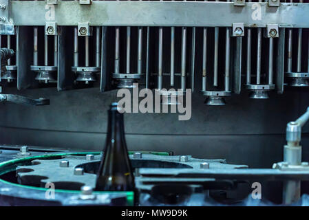 Bouteille de vin bouchage sur convoyeur à winery Banque D'Images