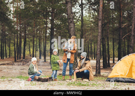 Décisions de la famille de camp ensemble tout en ayant voyage sur jour d'automne Banque D'Images