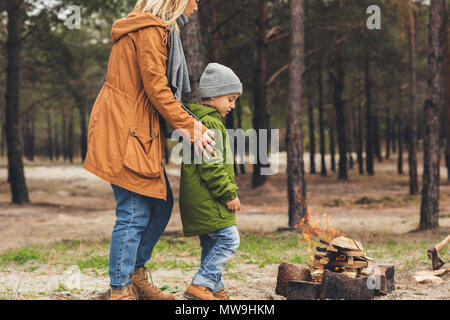 Jeune belle mère et fils à la forêt en feu à Banque D'Images