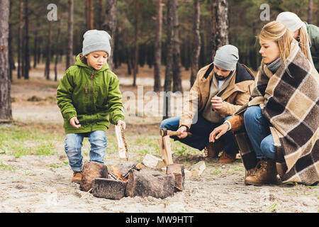 Camp de famille ensemble à jour d'automne Banque D'Images