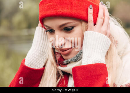 Close-up portrait of beautiful young woman wearing red hat outdoors Banque D'Images