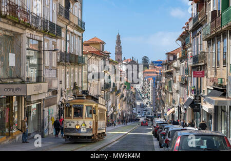 Tram 22 sur Rua 31 de Janeiro dans le centre-ville, Porto, Portugal Banque D'Images