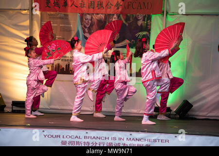 Filles en effectuer une danse chinoise avec les fans pour les célébrations de la nouvelle année chinoise à Manchester, Royaume-Uni Banque D'Images