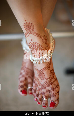 Suite nuptiale montrant indiens et pakistanais et payals pied design mehndi Banque D'Images