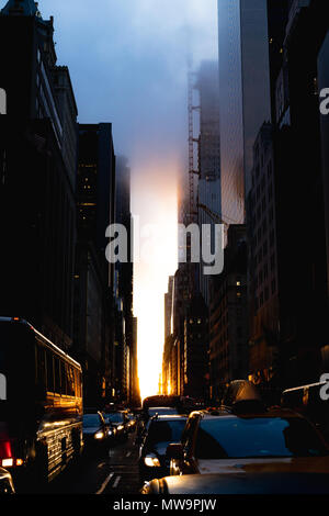 La vue sur la rue de Manhattanhenge sur la 57e rue à Manhattan. Banque D'Images