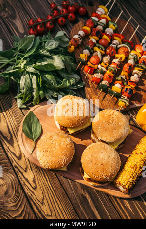 Dîner avec des hamburgers cuits sur le gril en plein air Banque D'Images