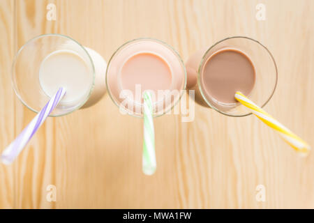 Vue de dessus de la rangée de verres de lait frappé Banque D'Images