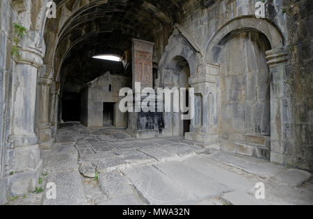 Arches, niches, et un khatchkar (croix-khatchkar, ou pierre) décorer un transept de la cathédrale de Surb Nishan au monastère de Haghpat, Arménie Banque D'Images